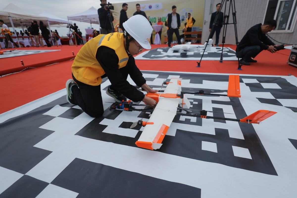 Kỹ sư chuẩn bị vận hành thiết bị UAV