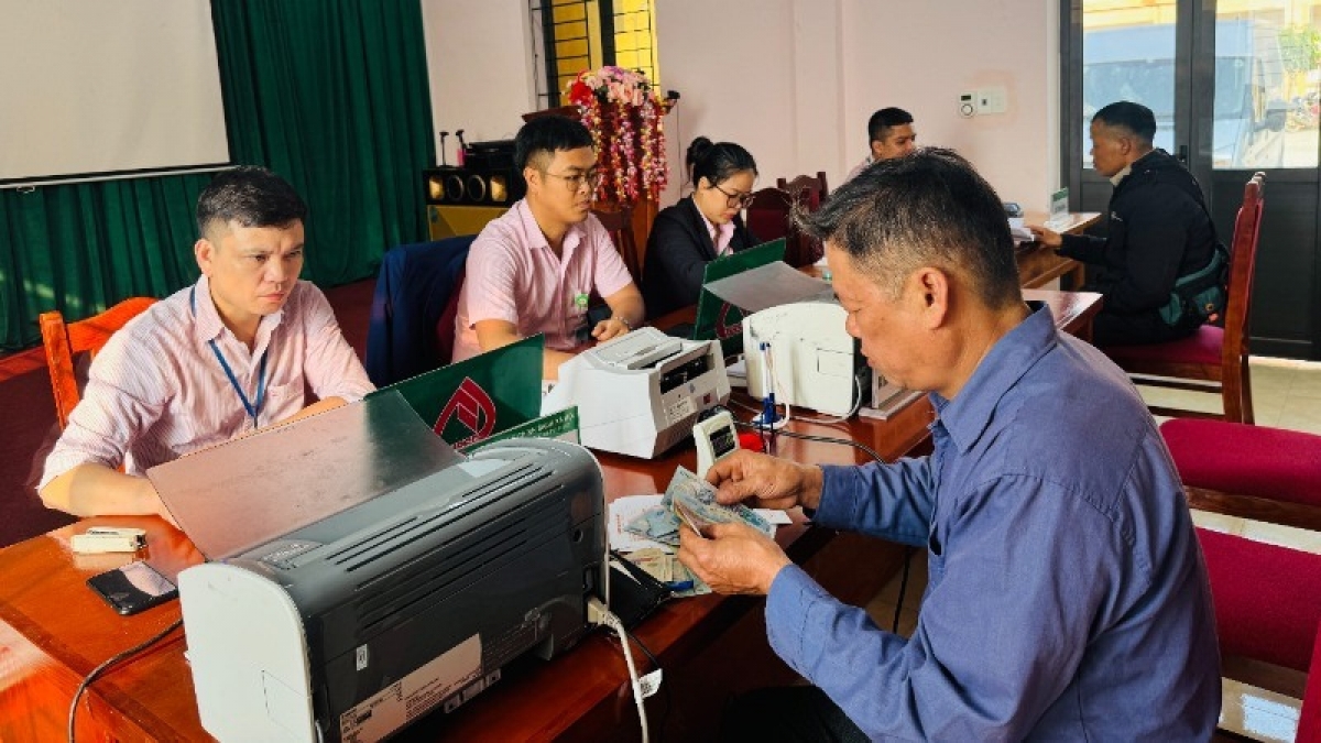 Giảm lãi suất cho vay tại Ngân hàng Chính sách xã hội đối với khách hàng bị ảnh hưởng bởi bão số 13.