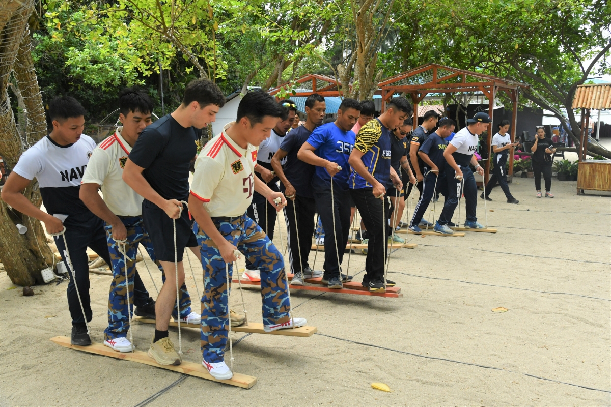Hải quân các nước tham gia trò chơi chân rết