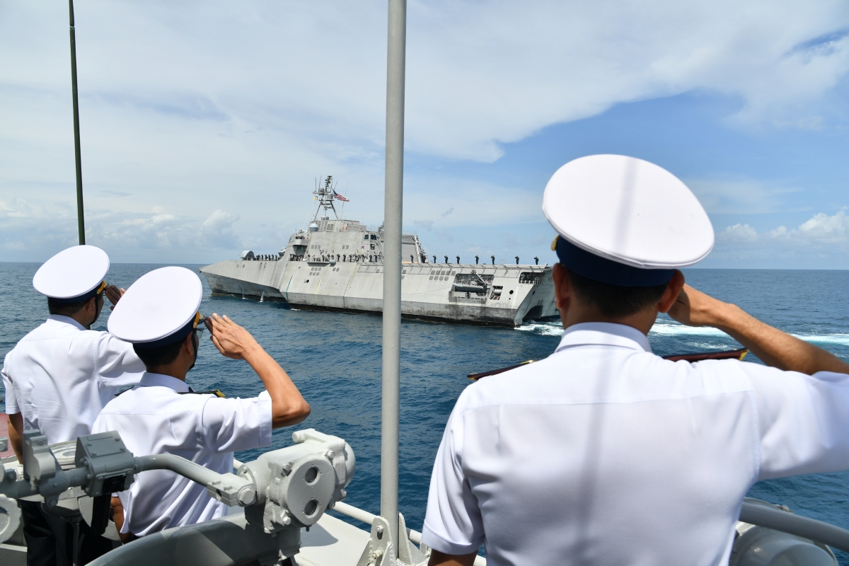 Thực hiện thủ tục chào nhau trên biển