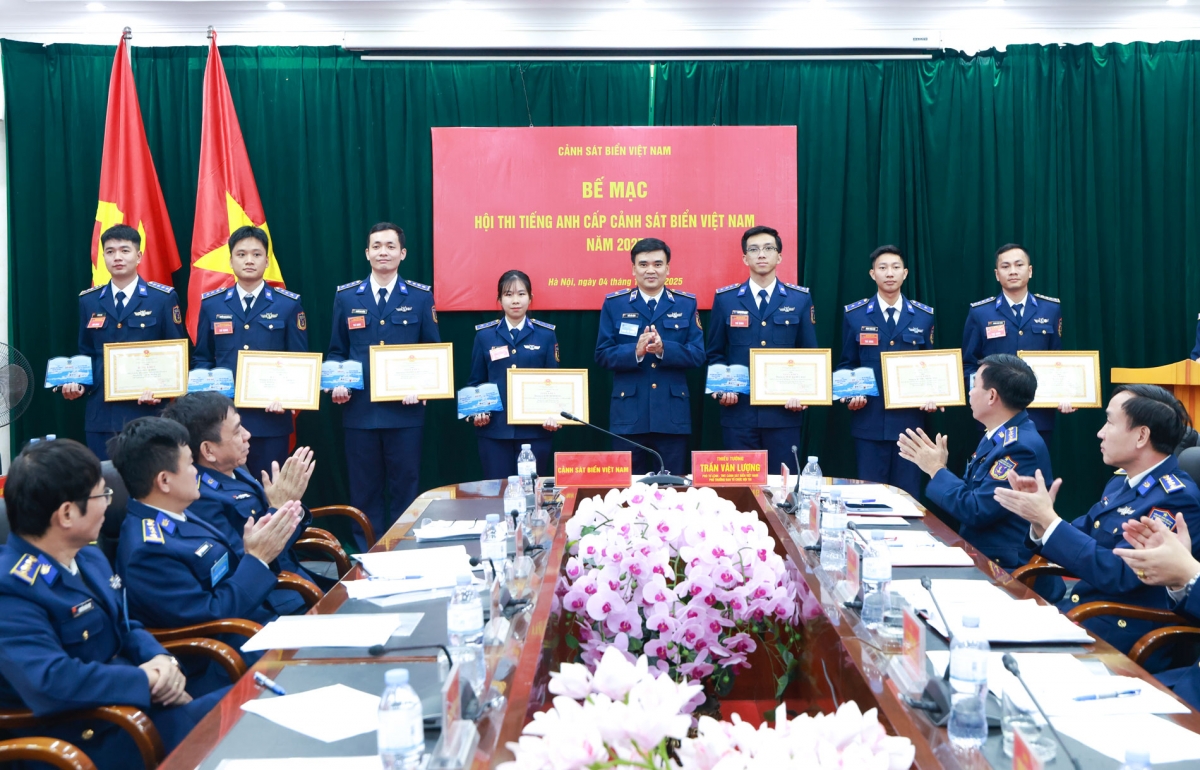 Thiếu tướng Trần Văn Lượng - Phó Tư lệnh, Tham mưu trưởng Cảnh sát biển Việt Nam trao thưởng cho các thí sinh xuất sắc tại Hội thi.