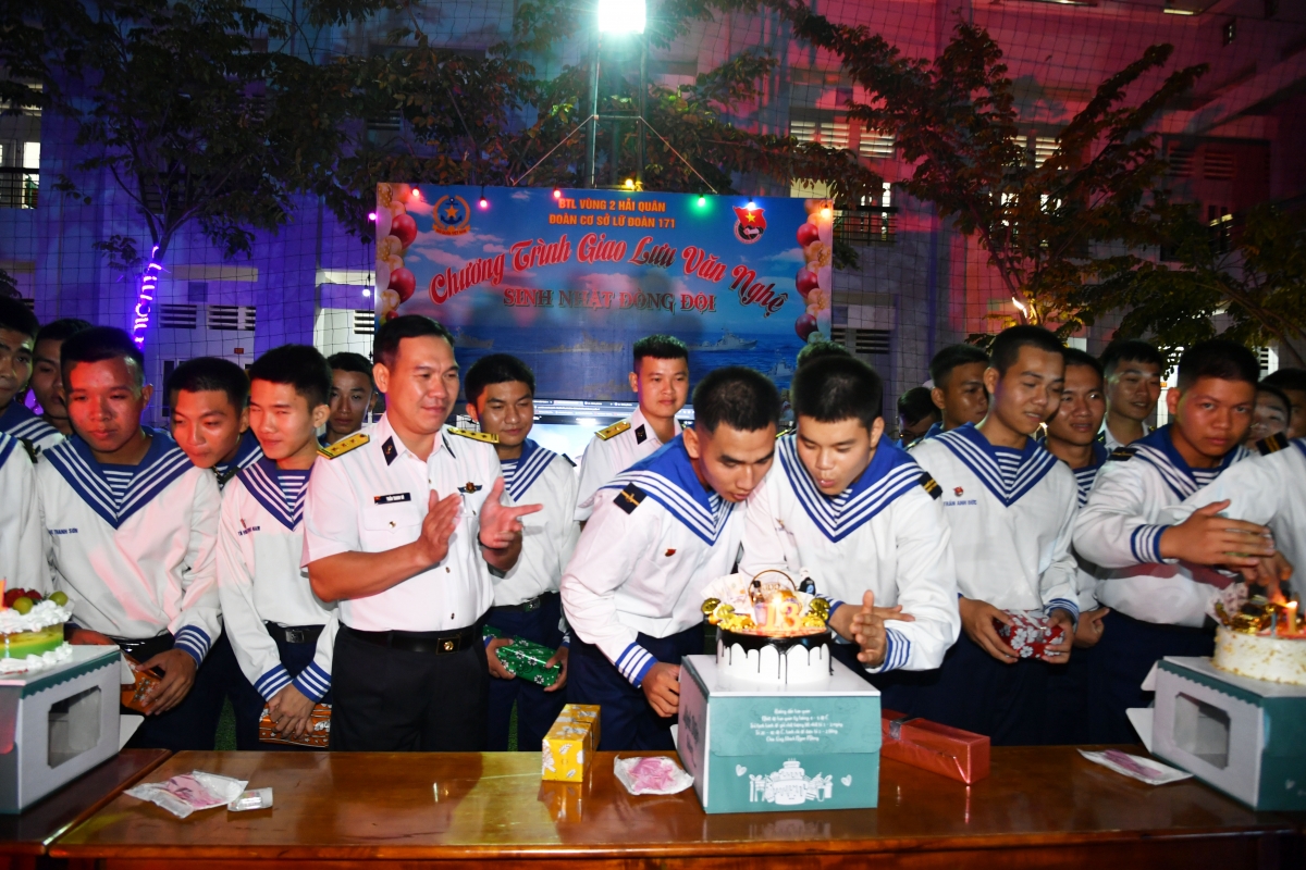 Cán bộ, chiến sĩ cùng nhau thổi nến, cắt bánh sinh nhật