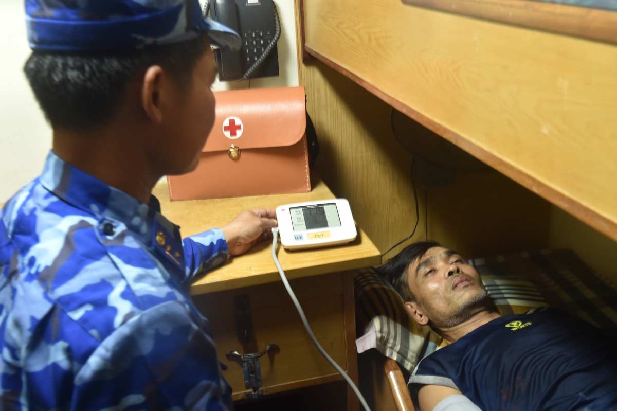Quân y trên tàu 364 đang kiểm tra sức khỏe cho ngư dân