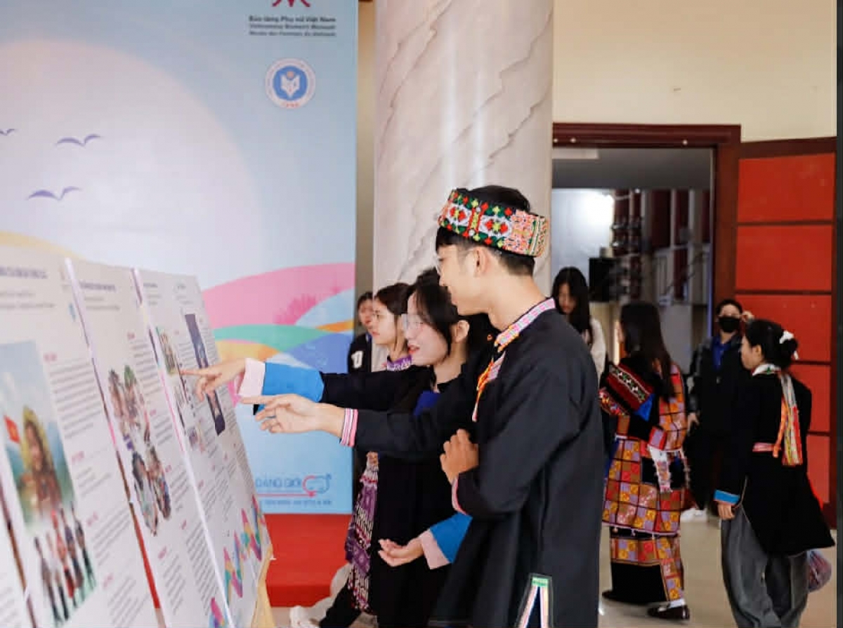 Sinh viên tham quan triển lãm "Lên tiếng để toả sáng"