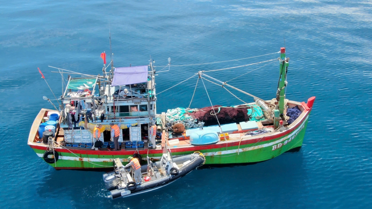 Lực lượng Kiểm ngư Vùng 1 kết hợp kiểm tra, hỗ trợ ngư dân sản xuất trên biển