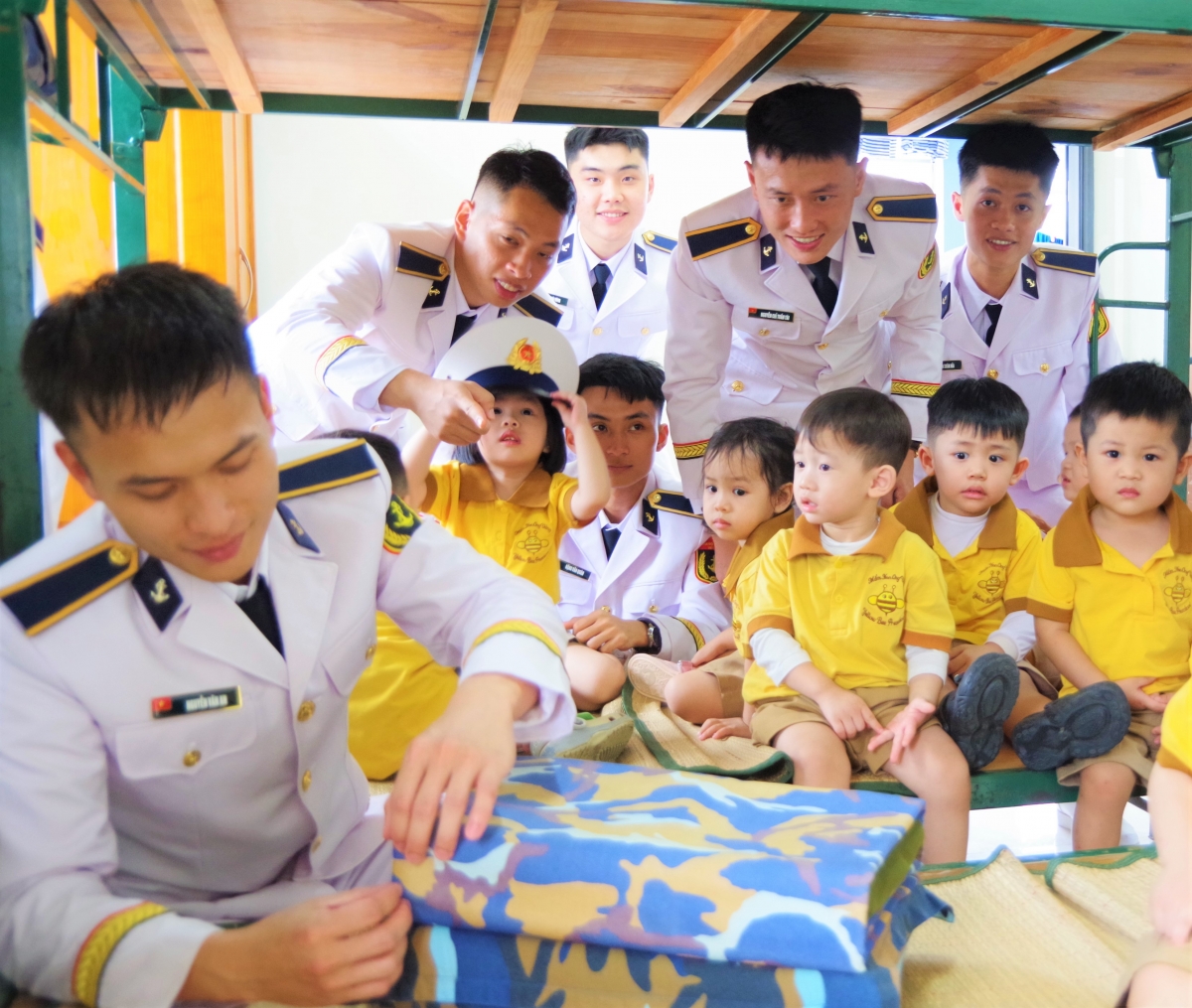 Các cháu được trải nghiệm các chú bộ đội xếp nội vụ