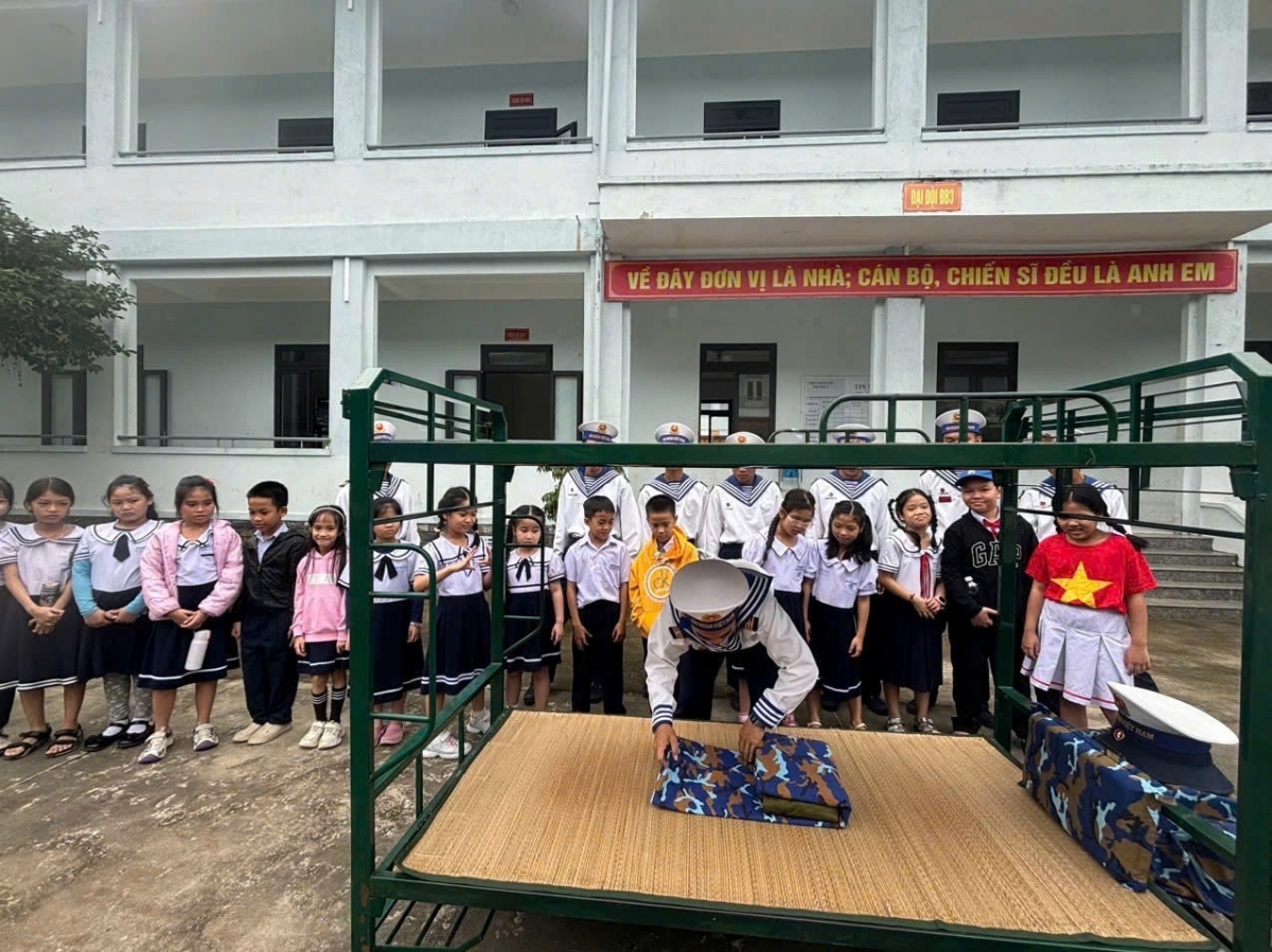 Học sinh trường Tiểu học Trần Văn Ơn tham quan chiến sĩ thực hành gấp xếp nội vụ tại Tiểu đoàn 355