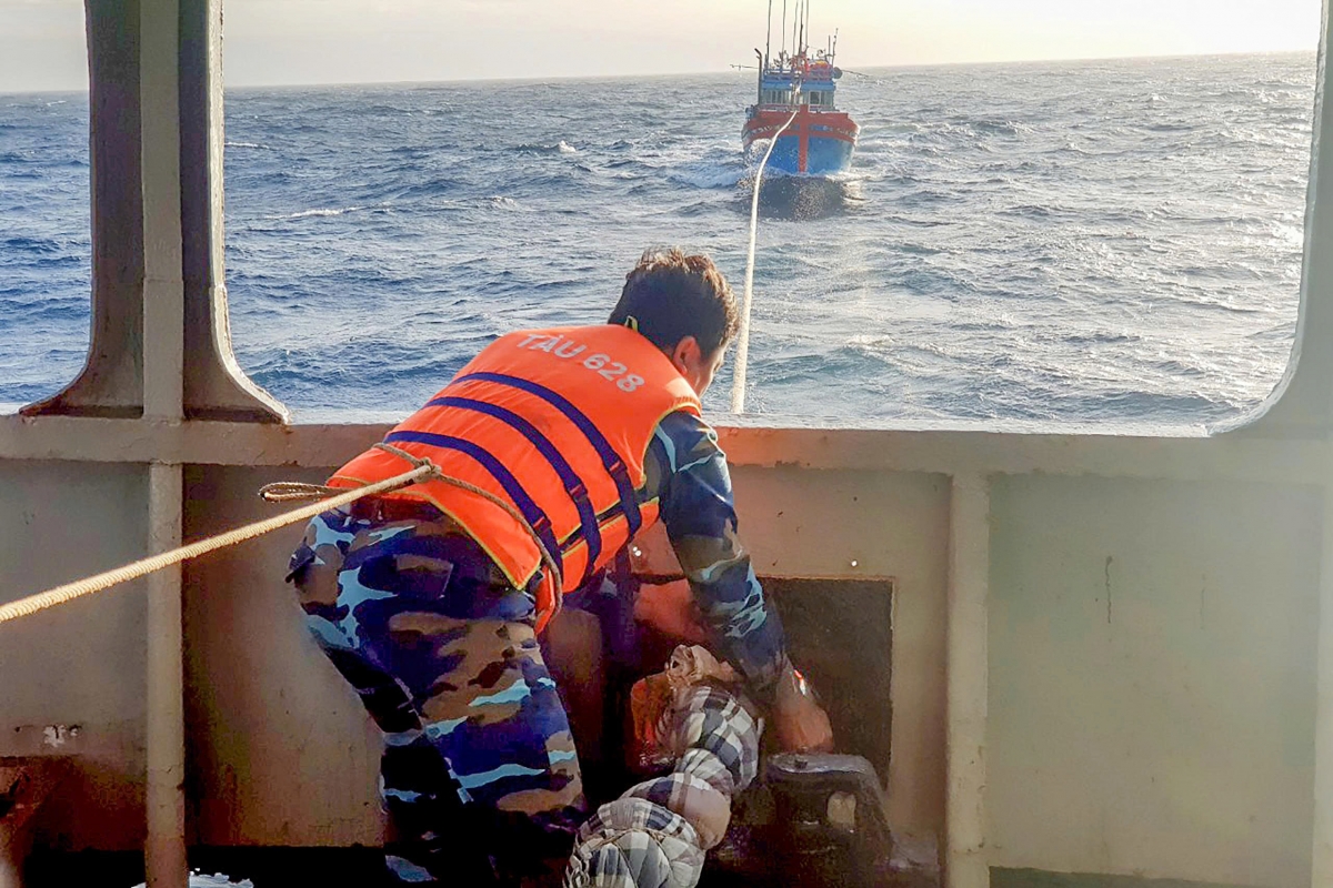 CBCS Vùng 3 Hải quân cứu kéo tàu cá ngư dân gặp nạn