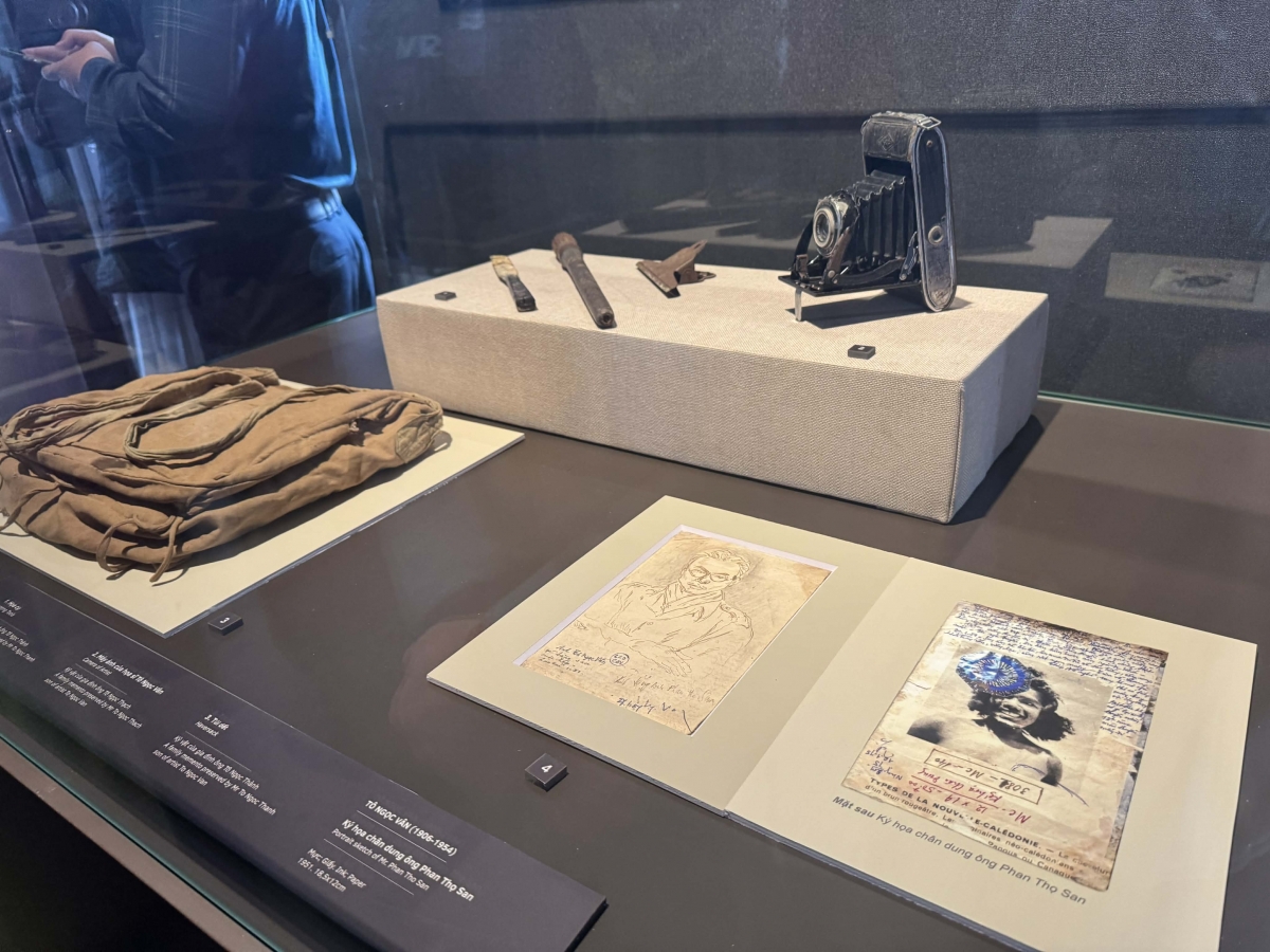 Một số hiện vật của hoạ sỹ Tô Ngọc Vân được gia đình cung cấp để giới thiệu tại chuyên đề