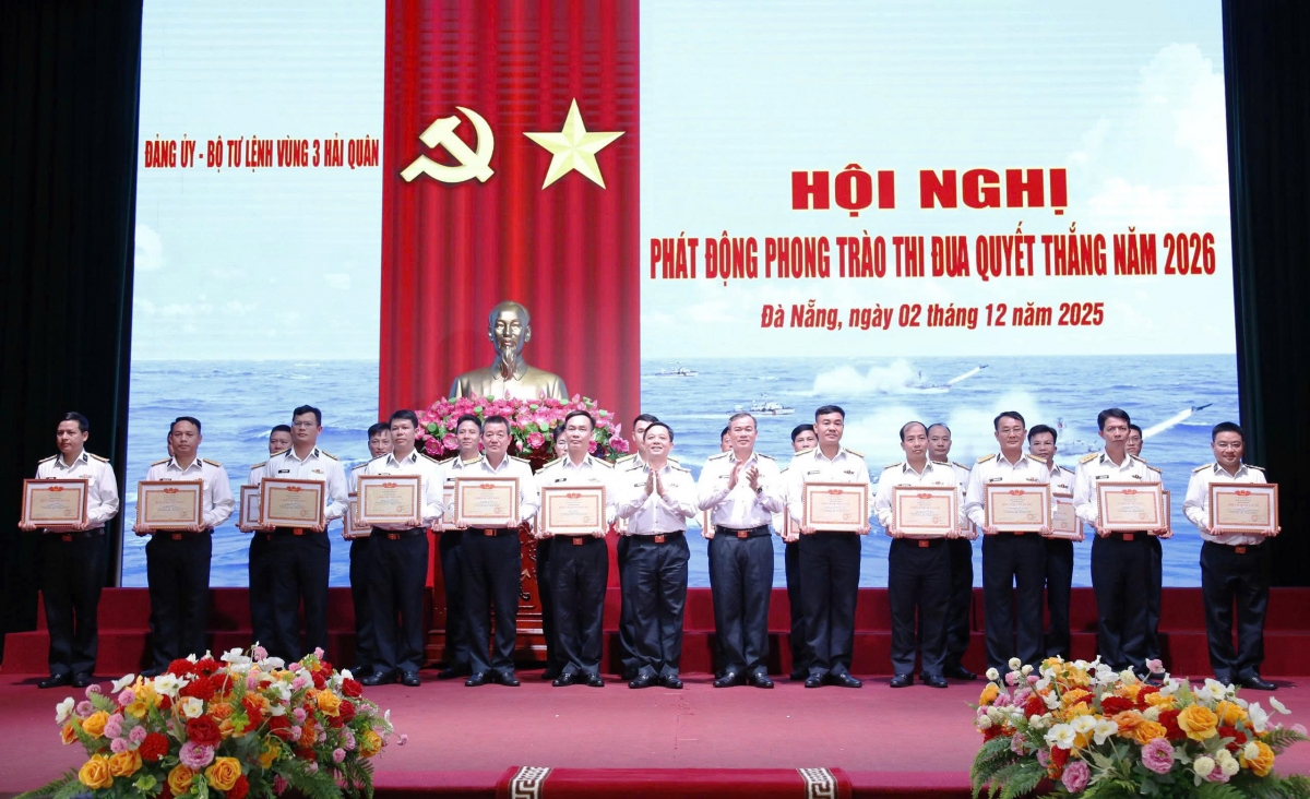 Thủ trưởng Bộ Tư lệnh Vùng 3 trao thưởng các tập thể, cá nhân có thành tích xuất sắc trong phong trào thi đua năm 2025