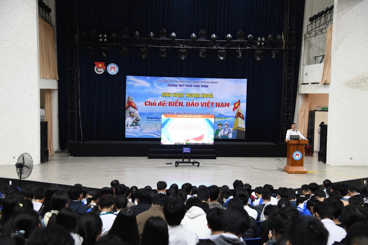 Báo cáo viên Lữ đoàn 680, Vùng 3 Hải quân tuyên truyền biển đảo cho giáo viên, học sinh Trường THPT Phan Châu Trinh