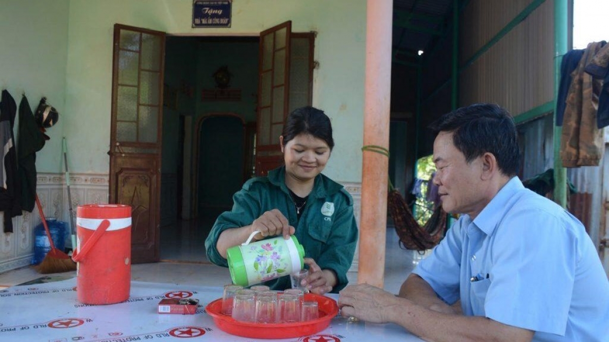 Chị Rơ Lan H’Anh trò chuyện cùng anh Lương Quang Hiến, Phó Chủ tịch Công đoàn Cao su Chư Prông.