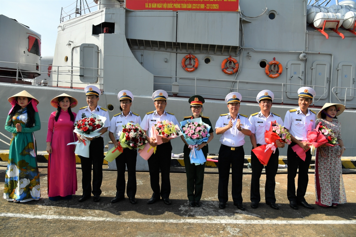 Thủ trưởng Lữ đoàn 171 tặng hoa chúc mừng Đoàn công tác và Tàu 09