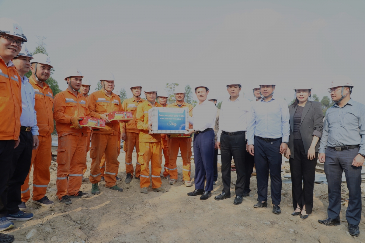 Lãnh đạo EVNNPC tặng quà động viên lực lượng thi công Xuất tuyến 110kV sau TBA 220kV Bá Thiện, quyết tâm về đích tháng 12/2025