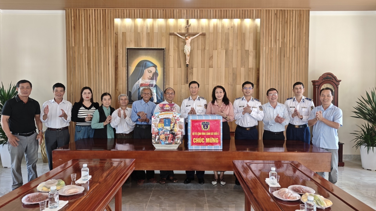 Đại tá Trần Hồng Quế, Phó Chính ủy Vùng Cảnh sát biển 2; đồng chí Võ Thị Tuyết Nhung, Phó Trưởng Ban Tuyên giáo và Dân vận Tỉnh ủy Quảng Ngãi thăm, chúc mừng các cơ sở tôn giáo trên địa bàn tỉnh Quảng Ngãi nhân dịp giáng Sinh năm 2025
 
