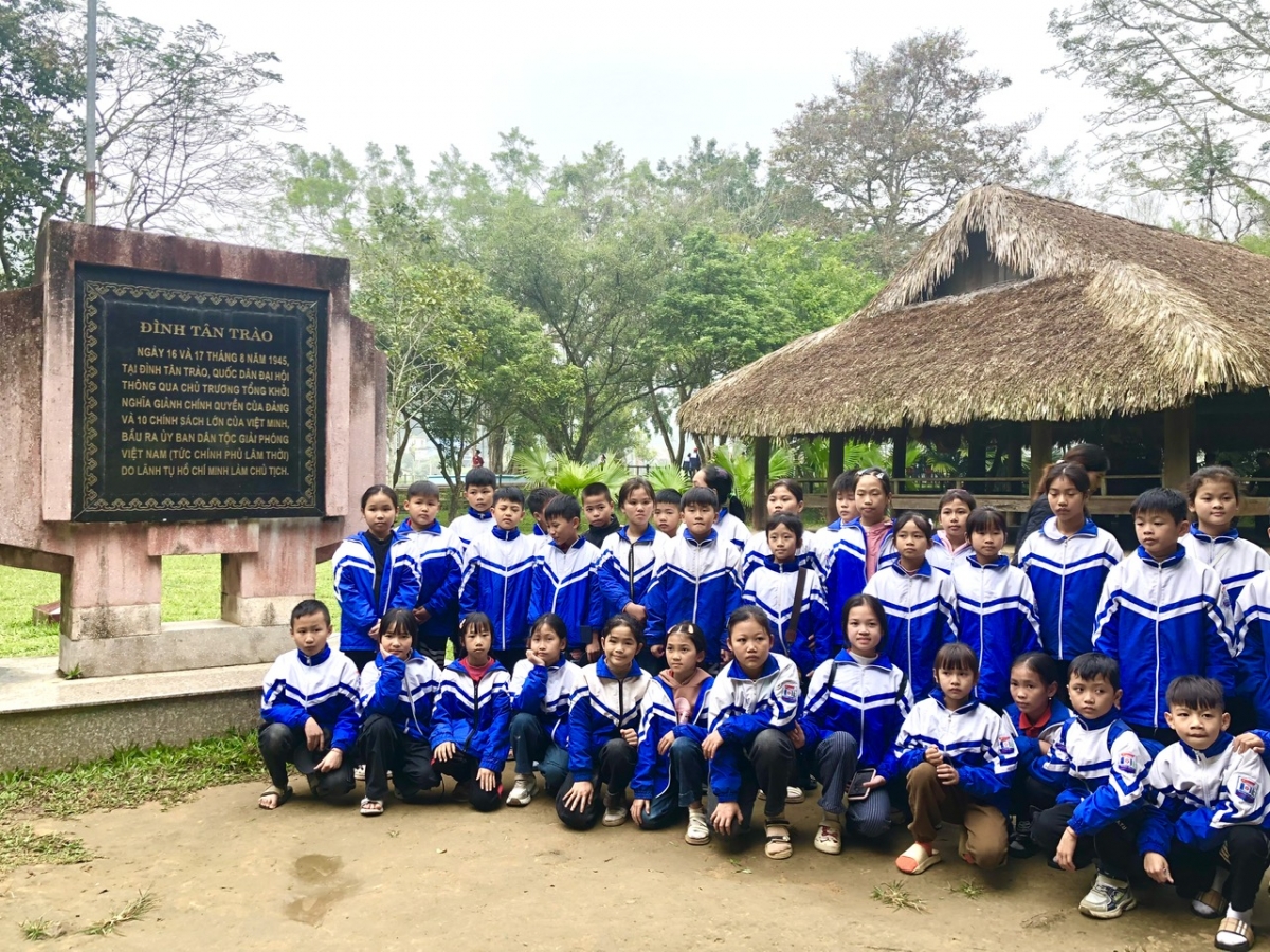 (Những chuyến đi "về nguồn" của thế hệ trẻ nghe kể về lịch sử và Quốc dân Đại hội Tân Trào, bồi đắp lý tưởng, nuôi dưỡng lòng yêu nước và ý thức trách nhiệm đối với Tổ quốc)