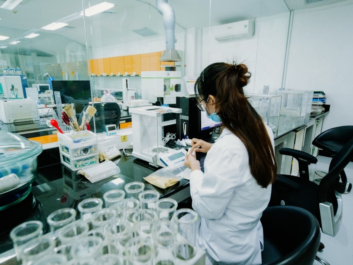 (Ảnh: Phòng thí nghiệm hiện đại ngay trong nhà máy của C.P. Việt Nam)