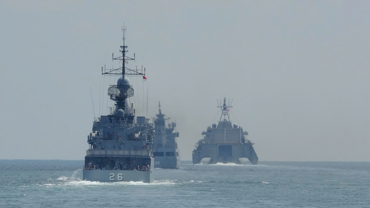 Tàu Hải quân các nước ASEAN tham gia diễn tập thực binh trên biển