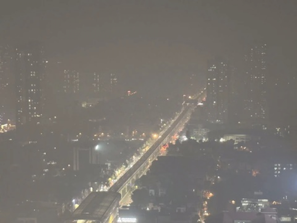 Hà Nội tiếp tục chìm trong màn sương dày đặc. Ảnh: Viên Minh