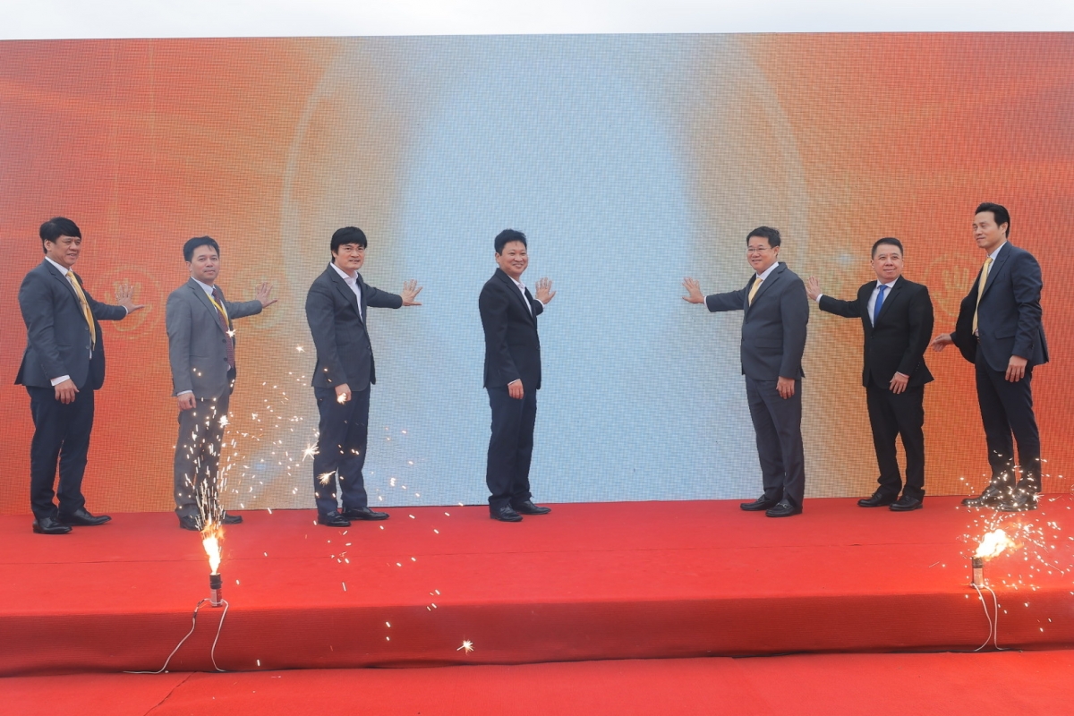 Các đại biểu nhấn nút khai trương ứng dụng UAV