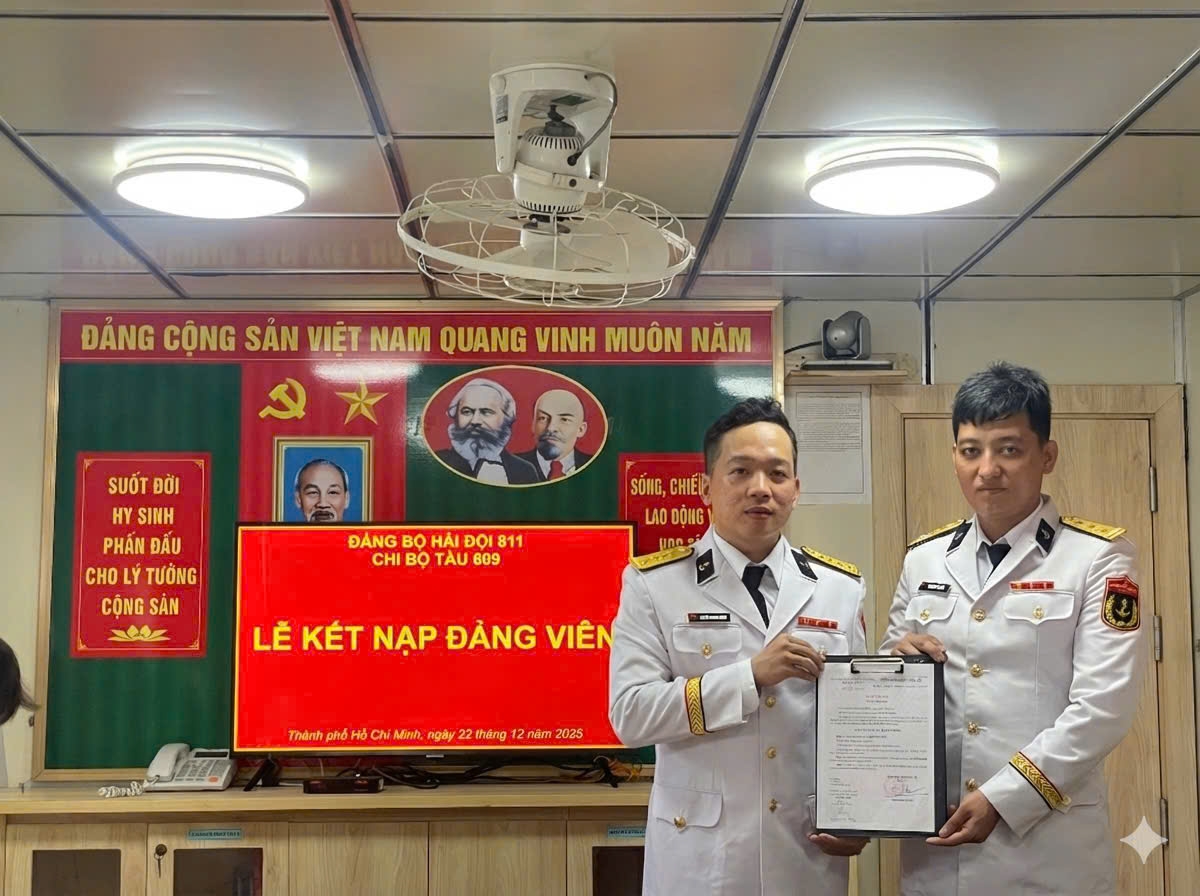 Đồng chí Bí thư Chi bộ trao quyết định cho đảng viên mới