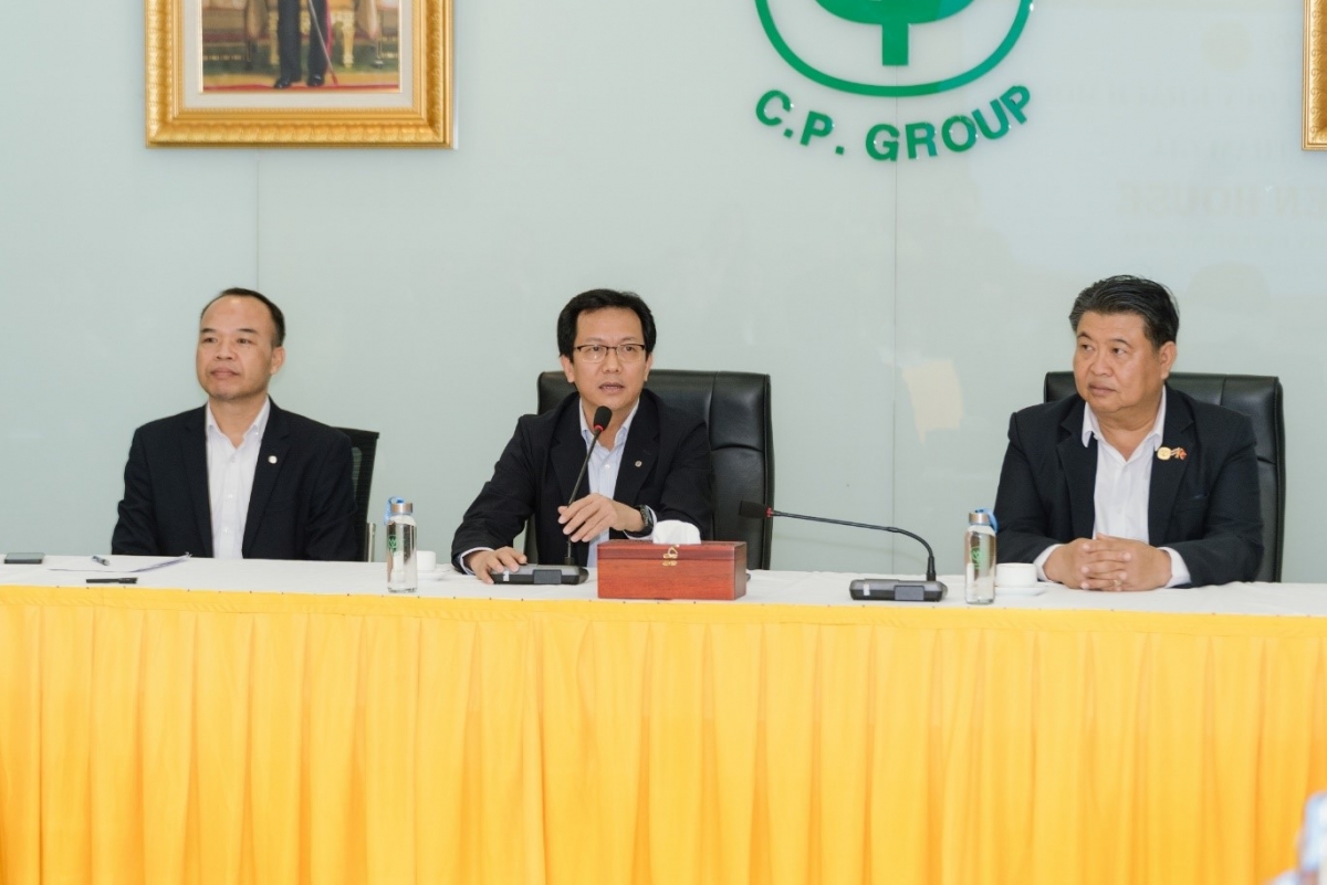     (Ảnh: Ông Vũ Anh Tuấn, Phó TGÐ cấp cao, Công ty Cổ phần chăn nuôi C.P. Việt Nam- người ngồi giữa)