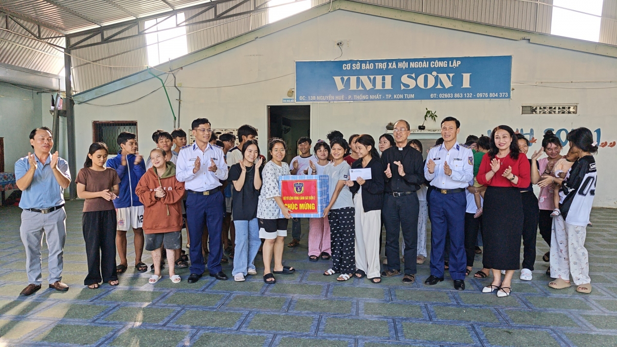 Đoàn công tác thăm, tặng quà tại cơ sở Bảo trợ xã hội Vinh Sơn I, phường Kon Tum, tỉnh Quảng Ngãi(thuộc Giáo xứ Chính tòa)