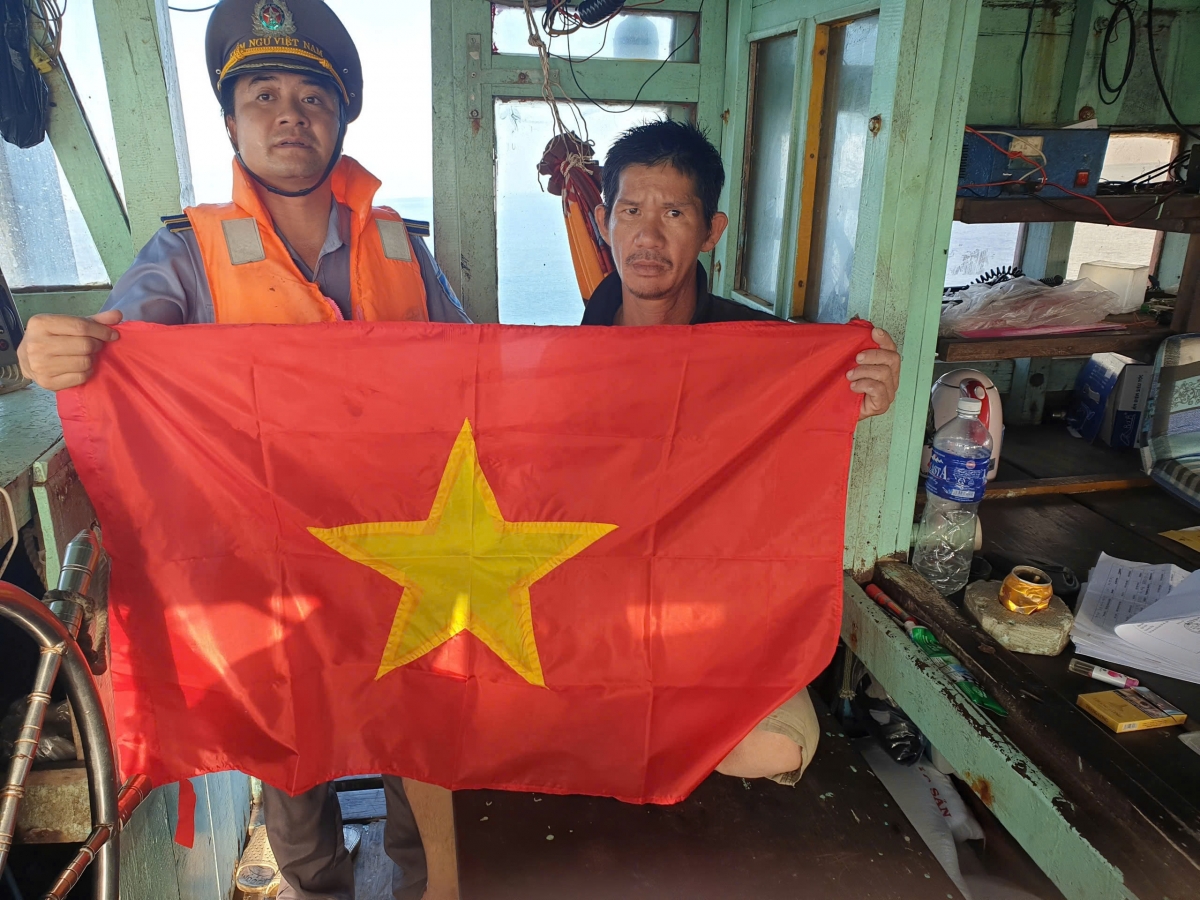 Kiểm ngư Vùng 1 tuần tra, kết hợp tuyên truyền, tặng cở Tổ quốc cho ngư dân khai thác trên biển