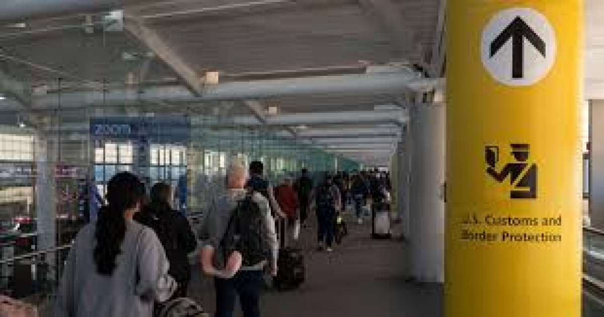 Khách nhập cảnh vào Mỹ cần chú ý đến lịch sử hoạt động trên mạng xã hội. Ảnh: CBS News.