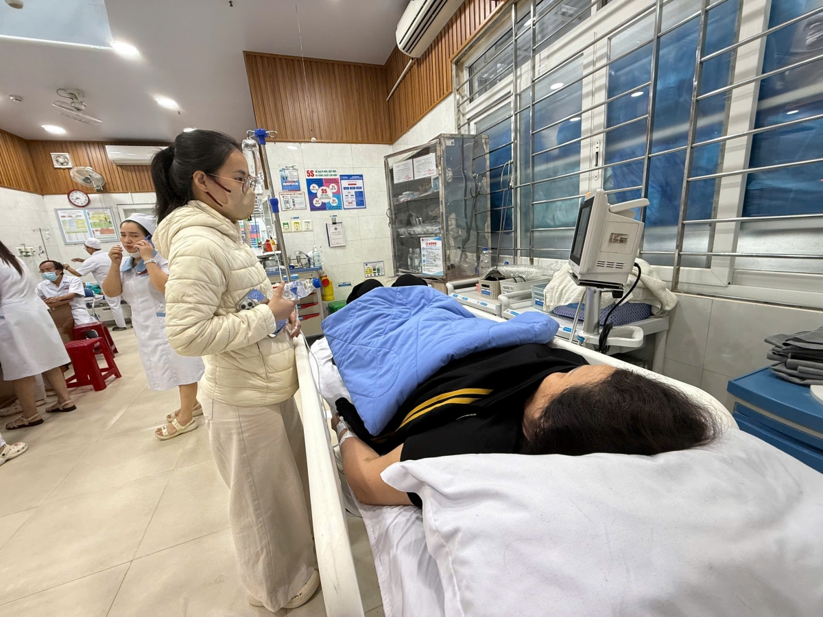 Bệnh nhân đến bệnh viện điều trị ngộ độc thực phẩm.