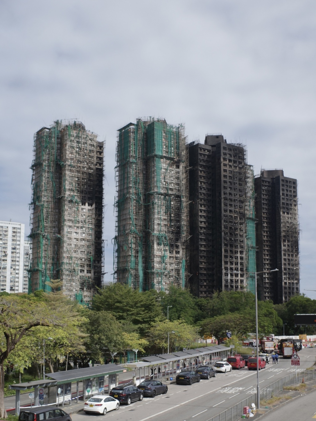 Các toà nhà sau khi đã được dập lửa sau vụ hỏa hoạn nghiêm trọng ở khu chung cư Wang Fuk Court, Hong Kong. Ảnh: The Paper