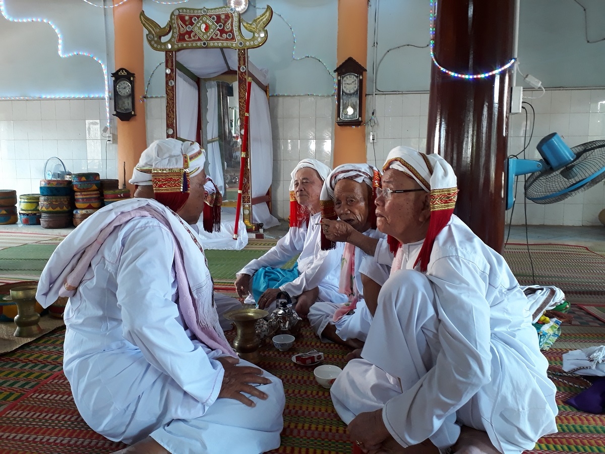 Các vị chức sắc hỏi thăm nhau trong thánh đường