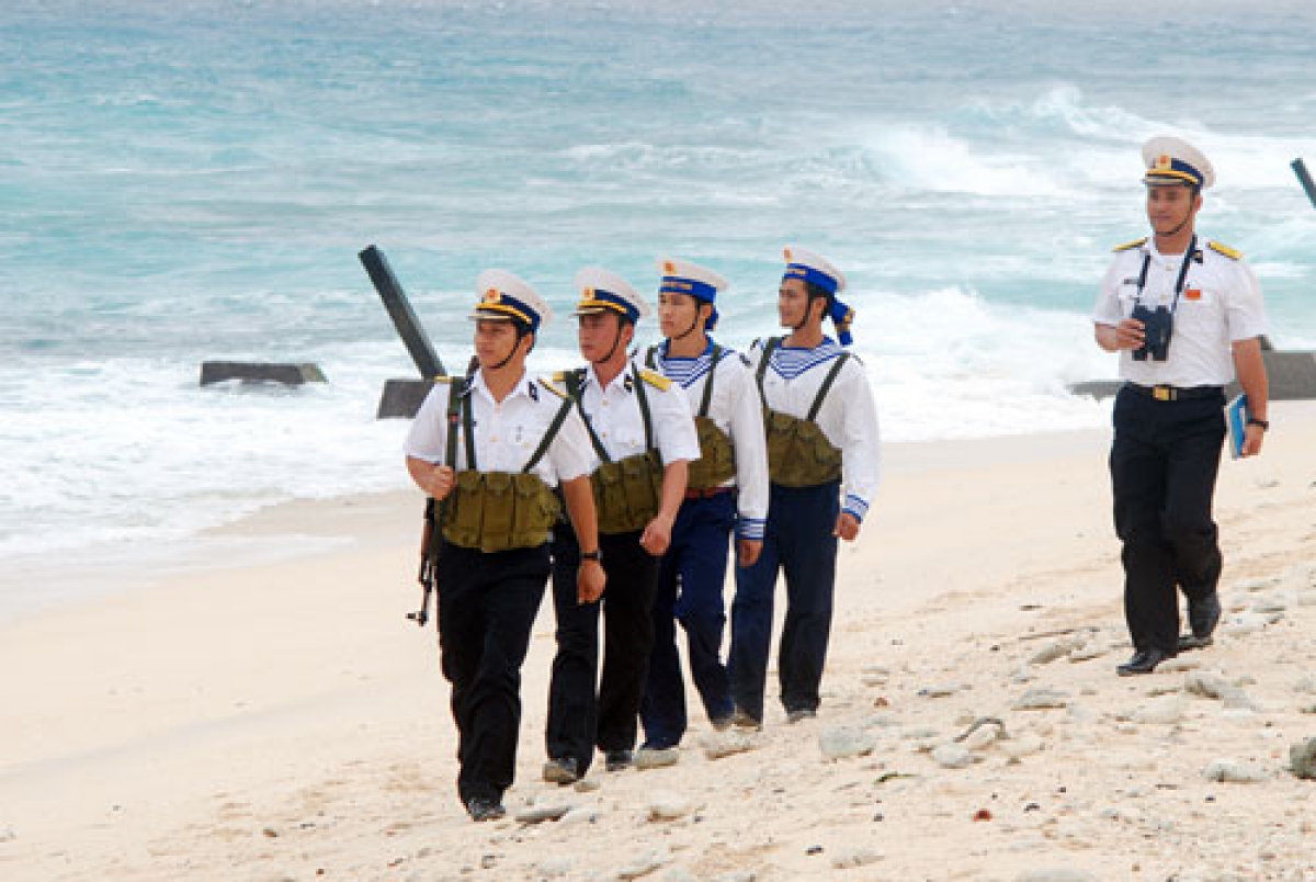 Cán bộ chiến sĩ Trường Sa tuần tra, canh gác, bảo vệ biển đảo.