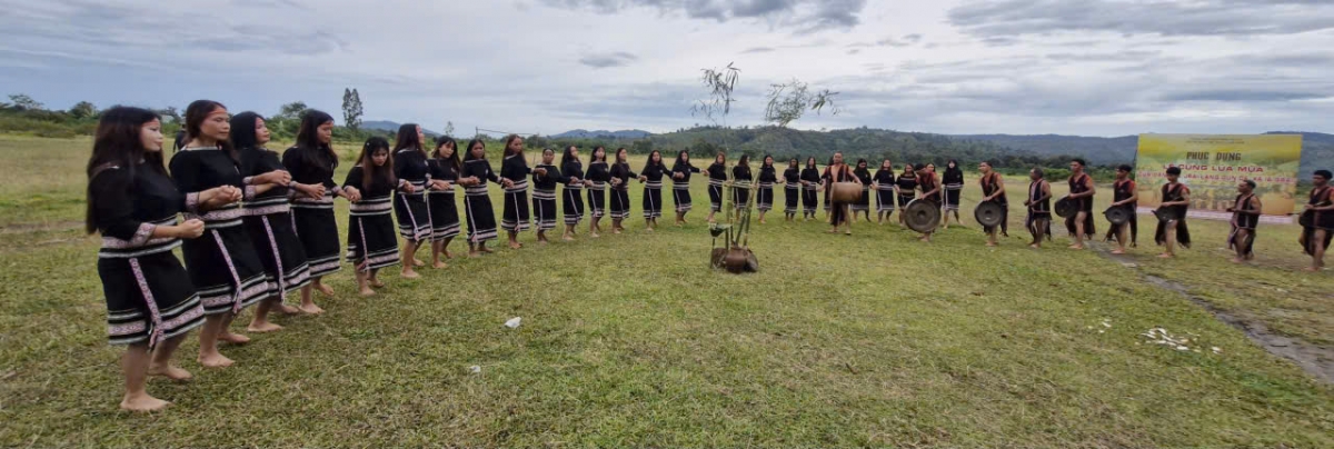 Dân làng Dun De chiêng và xoang hàng giờ quanh cây nêu. (ảnh: Nguyễn Thảo)