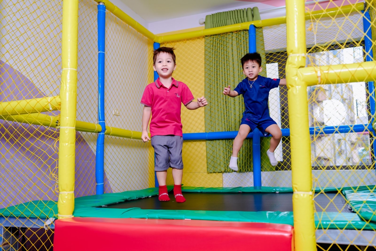 Cần cân bằng thời gian giữa màn hình và vận động thể chất để bảo vệ trẻ em trong thời đại số. Ảnh: TH School