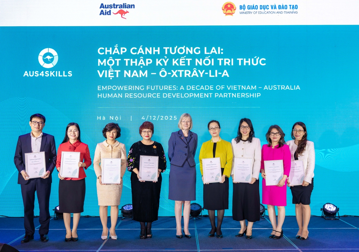 Bà Gillian Bird, Đại sứ Australia tại Việt Nam trao chứng nhận cảm ơn các đối tác Việt Nam đã đồng hành cùng chương trình Aus4Skills. Ảnh: ĐSQ Australia