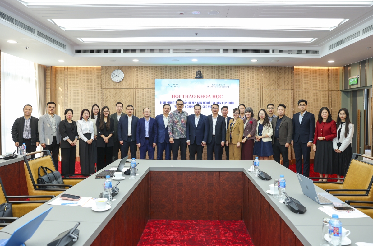 Các đại biểu chụp ảnh lưu niệm tại hội thảo