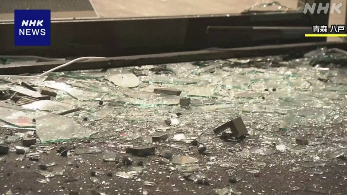 Nhiều cửa kính của các tòa nhà đã bị vỡ hoặc hư hại do trận động đất gây ra - Ảnh: NHK