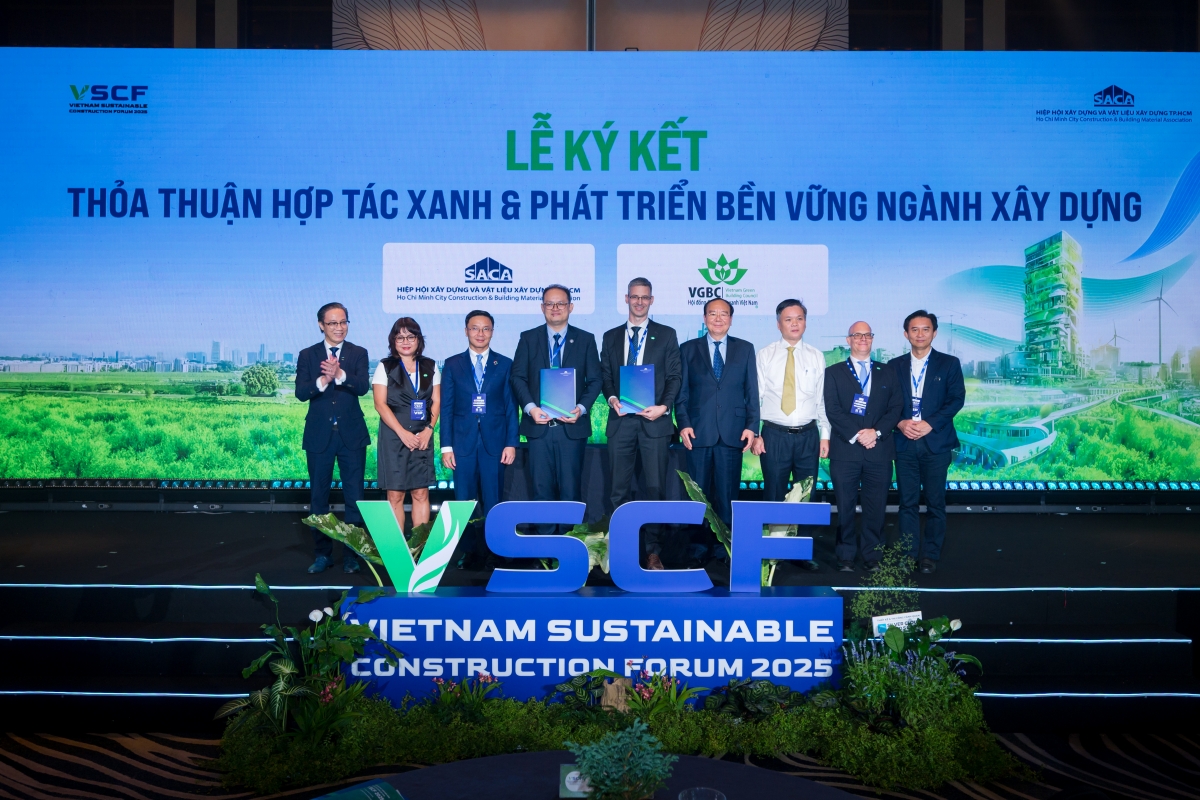 Đại diện VGBC và SACA ký kết Biên bản ghi nhớ hợp tác trong khuôn khổ Diễn đàn Phát triển bền vững ngành xây dựng (VSCF).