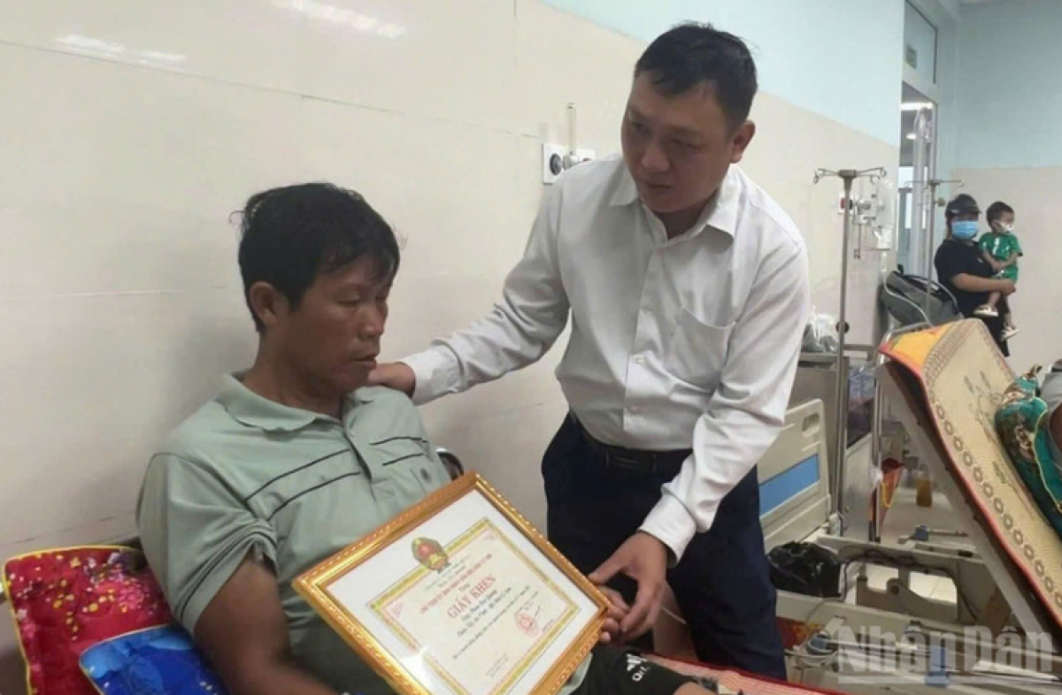 Chủ tịch Ủy ban nhân dân đặc khu Lý Sơn Nguyễn Văn Huy thăm hỏi, trao tặng Giấy khen cho ông Phan Duy Quang.