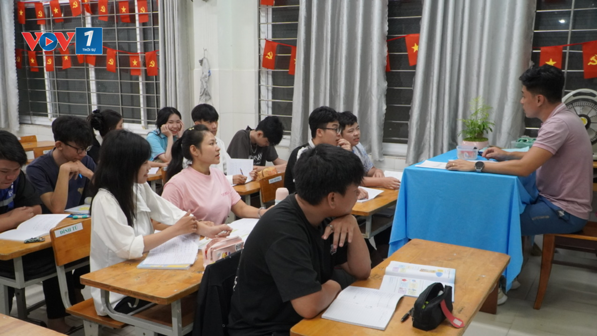 Các em được trang bị kiến thức như học sinh chính khoá