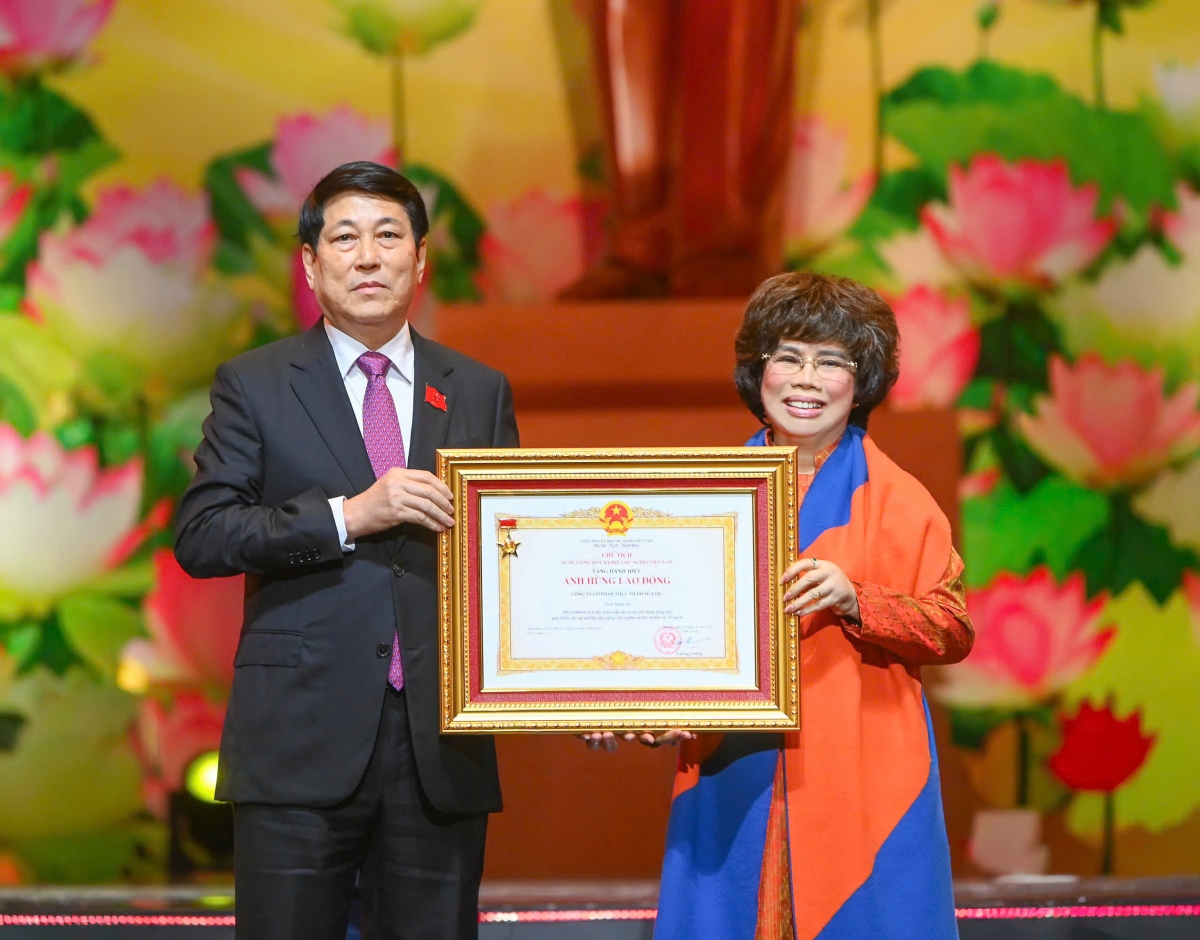 Bà Thái Hương - Nhà Sáng lập Tập đoàn TH đón nhận danh hiệu phong tặng từ Chủ tịch nước Lương Cường. (Ảnh: TH)