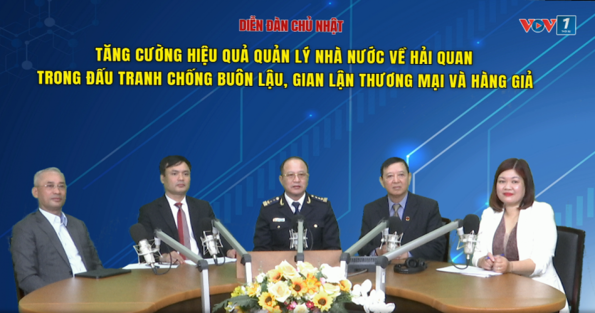 ​​​MC Phương Anh và các khách mời tham gia Diễn đàn