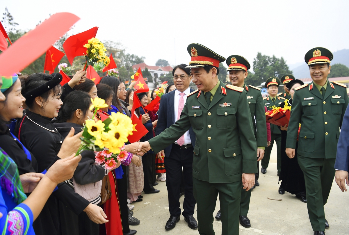 Đại tướng Phan Văn Giang, Bộ Trưởng Bộ Quốc phòng thăm hỏi bà con