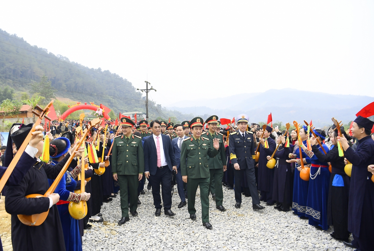 Bà con nhân dân xã Bảo Lạc đón Đại tướng Phan Văn Giang, Bộ Trưởng Bộ Quốc phòng và đoàn công tác