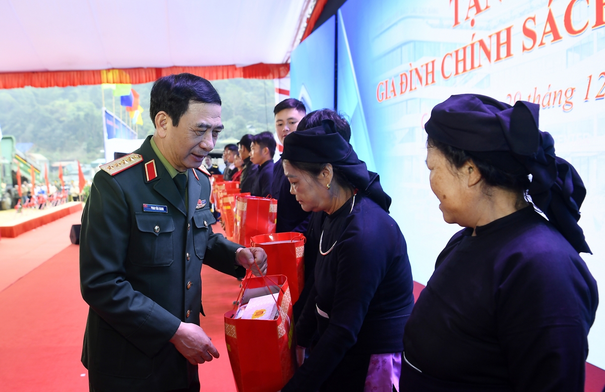 Đại tướng Phan Văn Giang, Bộ Trưởng Bộ Quốc phòng tặng quà cho các gia đình chính sách