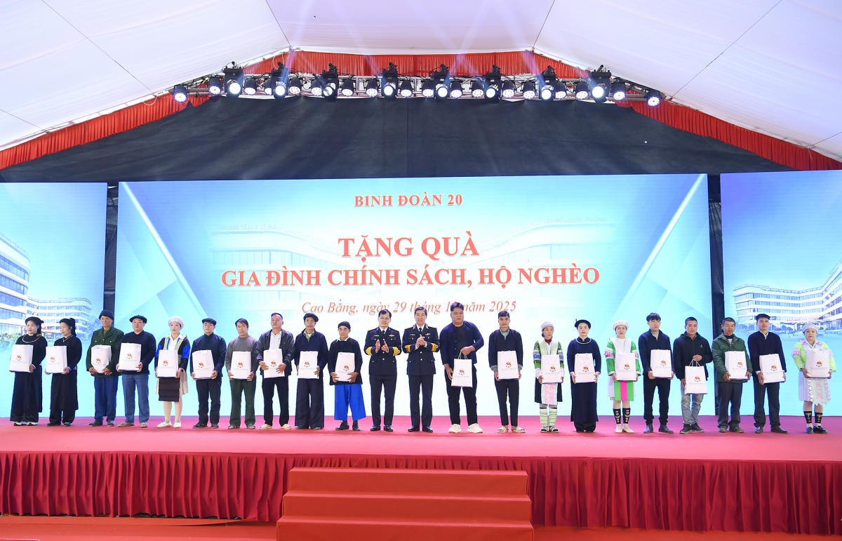 Lãnh đạo Binh đoàn 20 tặng quà cho các hộ nghèo xã Bảo Lạc