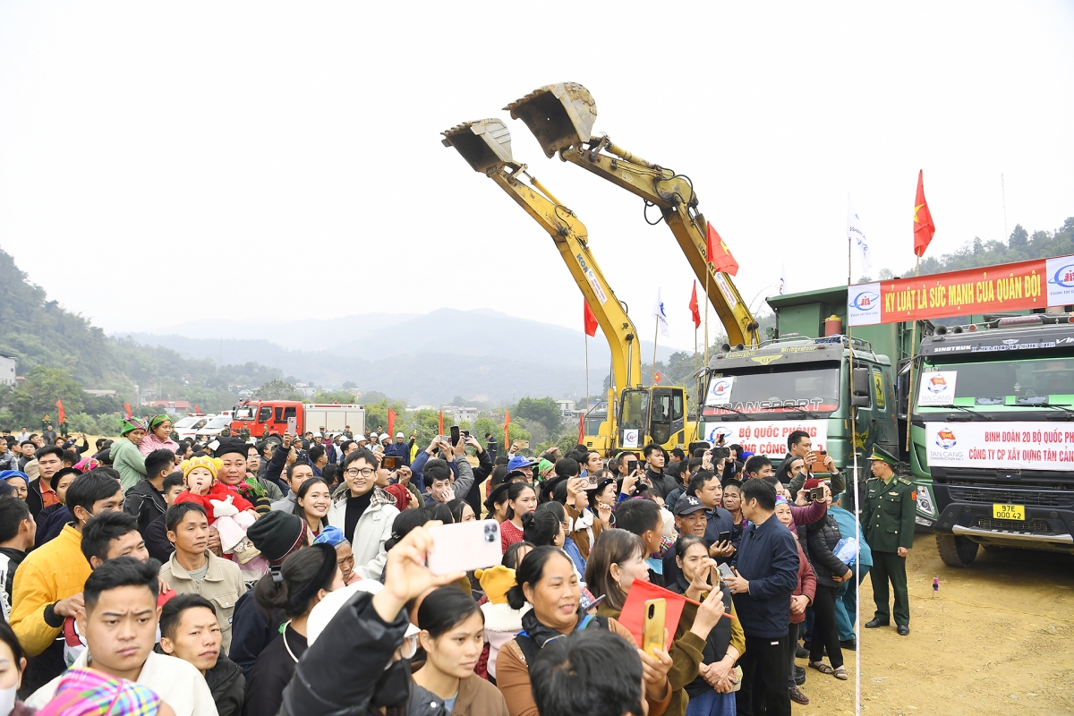 Bà con xã Bảo Lạc chứng kiến Lễ khởi công Trung tâm y tế Bảo Lạc