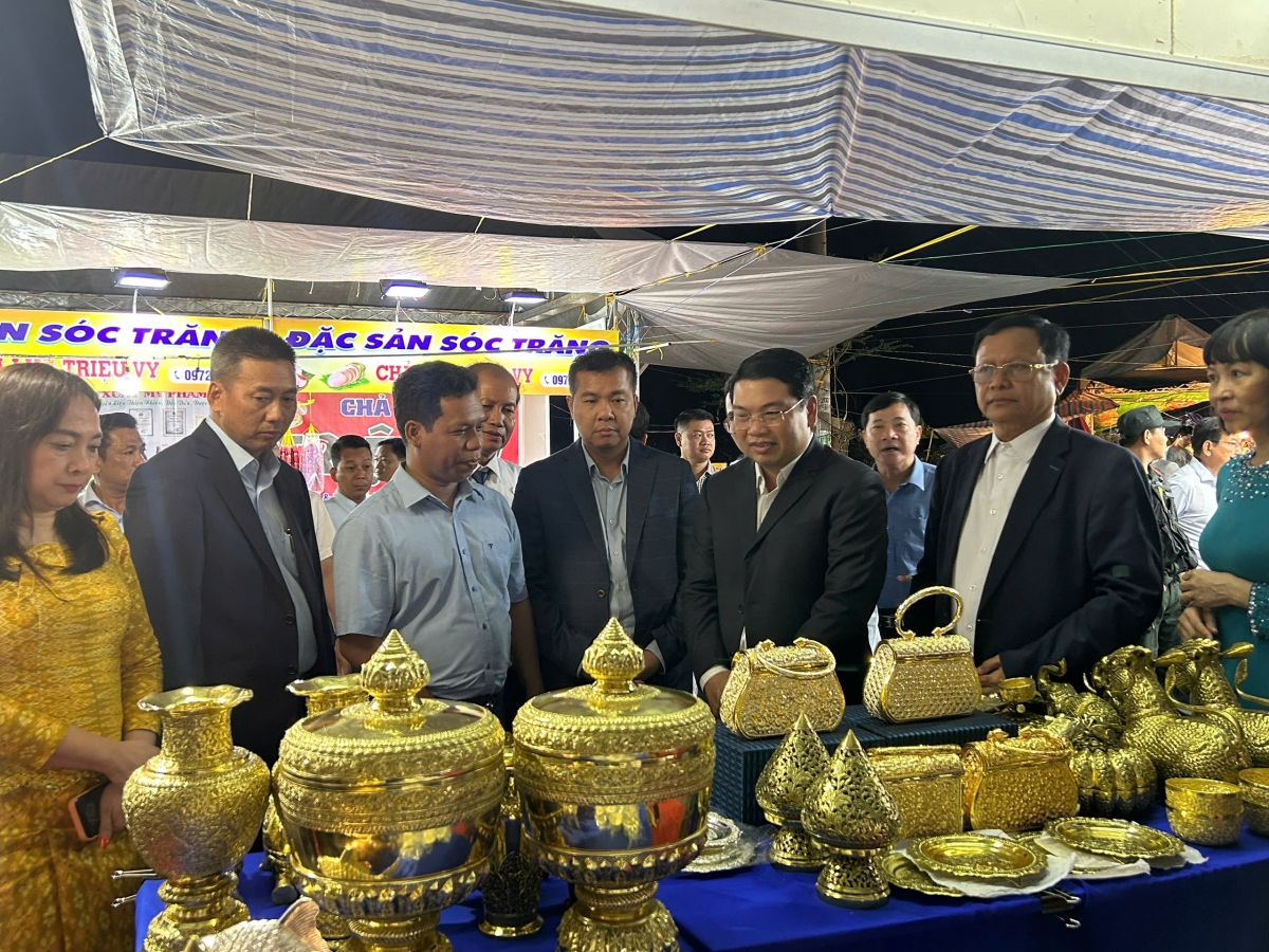 Các đại biểu tham quan các gian hàng tại hội chợ.