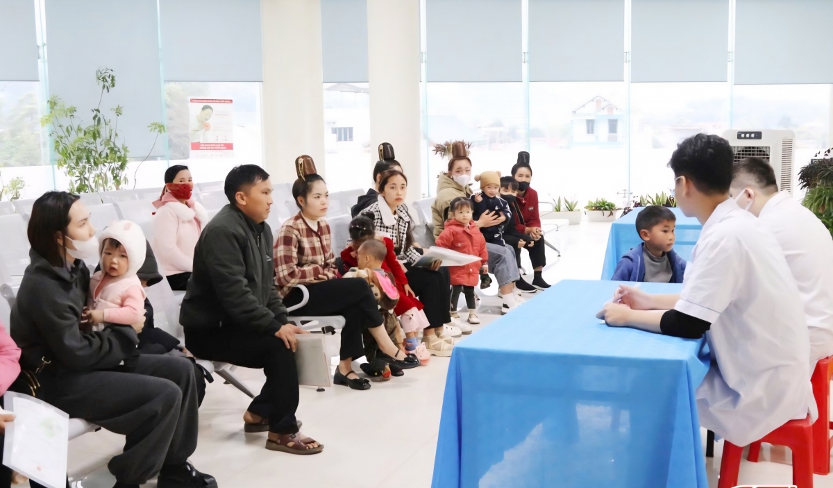 Chương trình diễn ra trong 2 ngày (13 và 14/12), dự kiến sẽ khám sàng lọc cho 300 trẻ em. (Ảnh: Báo Sơn La)